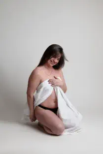 mélange de photographies de femmes réalisées en studio photo - photographies expressives et émotionnelles - studio photo haut de gamme à lyon - Emilie Minary studio 