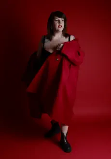 Portrait éditorial femme posture mode – séance book comédienne sur fond de studio rouge – photographe Lyon