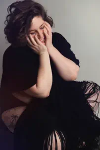 grille d'images de femmes photographiées en studio photo sur le thème de la confiance en soi - image de soi- photo self love- photo estime de soi