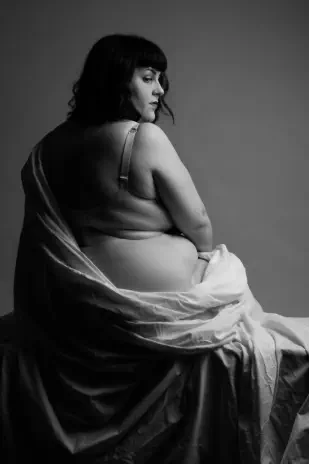 grille d'images de femmes photographiées en studio photo sur le thème de la confiance en soi - image de soi- photo self love- photo estime de soi