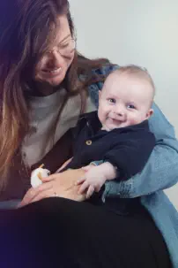 mélange de photographies en studio - portrait de famille spontané - grossesse - couple - famille 