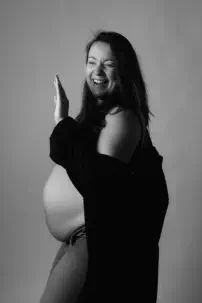 mélange de photographies en studio - portrait de famille spontané - grossesse - couple - famille 