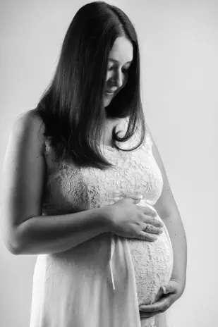 mélange de photographies en studio - portrait de famille spontané - grossesse - couple - famille 