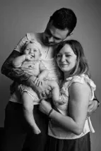 mélange de photographies en studio - portrait de famille spontané - grossesse - couple - famille 