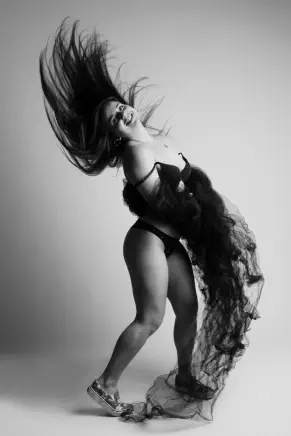 mélanges de photographies de femmes réalisées en studio photo à Lyon - Book modèle - portrait artistique noir et blanc - Portrait éditorial femme posture mode – séance book comédienne - photographie d’art studio Lyon 