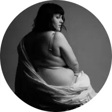 photographie d'art - Portrait de femme en drapé de profil assise - portrait intime - majestuosité du corps dans sa féminité - studio photo Lyon