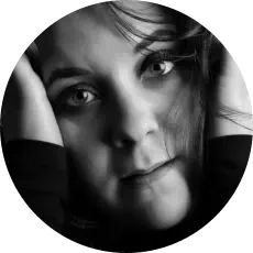 Portrait d'émotions lyon - femme au regard intense en portrait sérré - photographie noir et blanc - Studio photo haut de gamme à Lyon