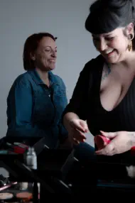 mélanges de photographies réalisées en studio photo - Groupe de femmes riant ensemble – shooting sororité – séance photo EVJF Lyon