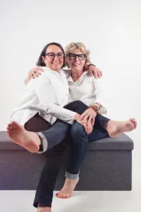 mélanges de photographies réalisées en studio photo - Groupe de femmes riant ensemble – shooting sororité – séance photo EVJF Lyon