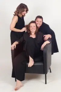 mélanges de photographies réalisées en studio photo - Groupe de femmes riant ensemble – shooting sororité – séance photo EVJF Lyon