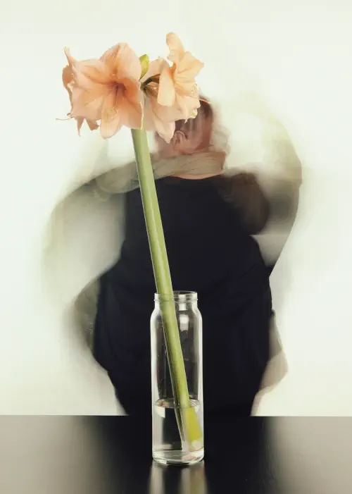 Série artistique femme en mouvement – photographie d’art studio Lyon