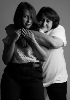Portrait de femmes mere et fille enalcées - portrait en noir et blanc - émotion filiation - studio photo 