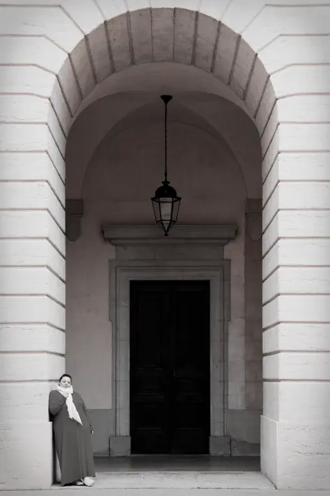 portrait de femme dans architécture d'hotel de luxe - féminité - chic - éditoriale - haut de gamme - Lyon