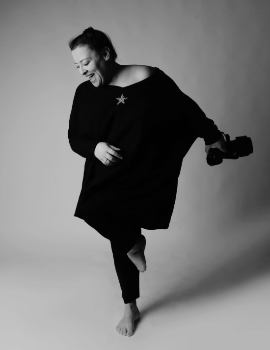 Portrait noir et blanc d’une photographe portraitiste – lumière douce studio – Emilie Minary photographe femme à Lyon - potrait émotion