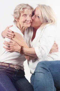 Mère et fille agées - séance photo famille naturelle – studio photo Lyon - shooting sororité 