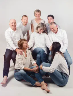 portrait de famille  – photographe studio Lyon - haut de gamme - photographie d'émotions