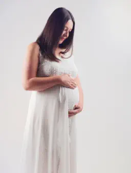 Portrait grossesse studio fond clair – future maman – photographe maternité Lyon - photographie studio haut de gamme