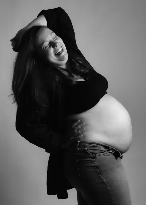 Portrait grossesse studio - sourire et rire- photographie d'émotions – future maman – photographe maternité Lyon