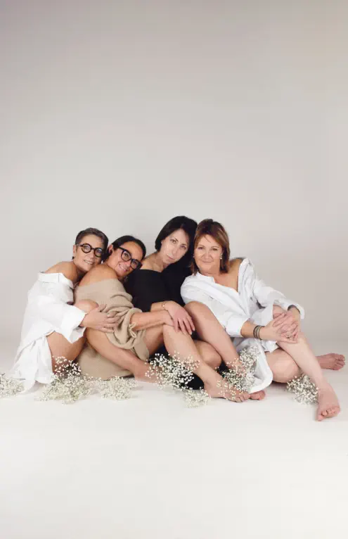 Célébration entre femmes – photos complicité – studio photo Lyon-  Groupe de femmes riant ensemble – shooting sororité – séance photo EVJF Lyon