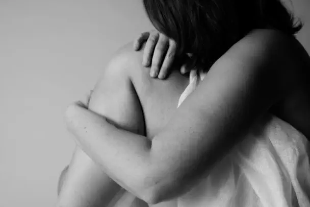 Portrait intime femme en noir et blanc – séance confiance en soi – studio photo Lyon, photo image de soi, self love 