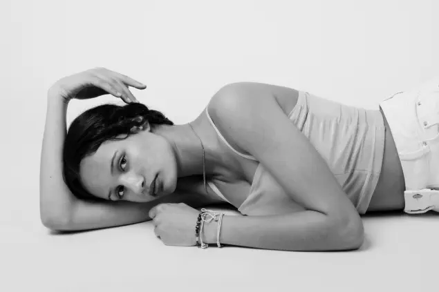 Book modèle studio lumière contrastée – portrait artistique noir et blanc – Lyon