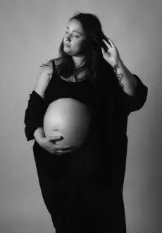 portrait femme enseinte - portrait grossesse - portrait maternité en noir et blanc en studio photo