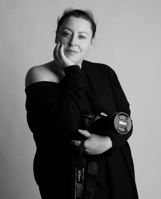 Portrait sensible et artistique - Portrait noir et blanc d’une photographe portraitiste – lumière douce studio – Emilie Minary photographe femme à Lyon