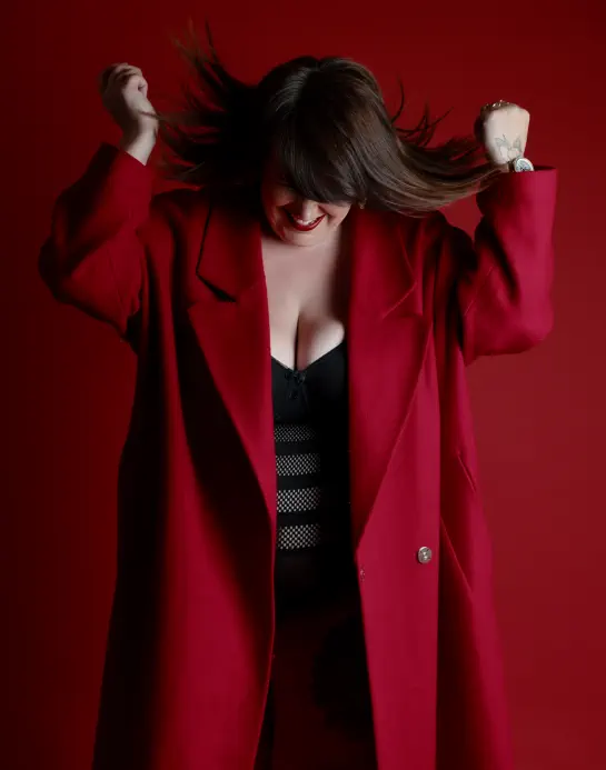 Série artistique femme en mouvement – photographie d’art studio Lyon - Séance photo image de soi - portrait d'émotions