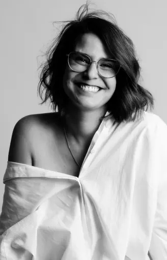 Femme au grand sourire  - photographie d'émotion - Portrait intime femme en noir et blanc – séance confiance en soi – studio photo Lyon 