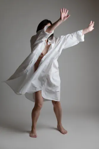 Portrait intime femme - séance confiance en soi - Série artistique femme en mouvement - studio Emilie Minary Lyon